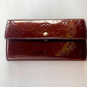 Authentic Louis Vuitton monogram Vernis Sarah wallet